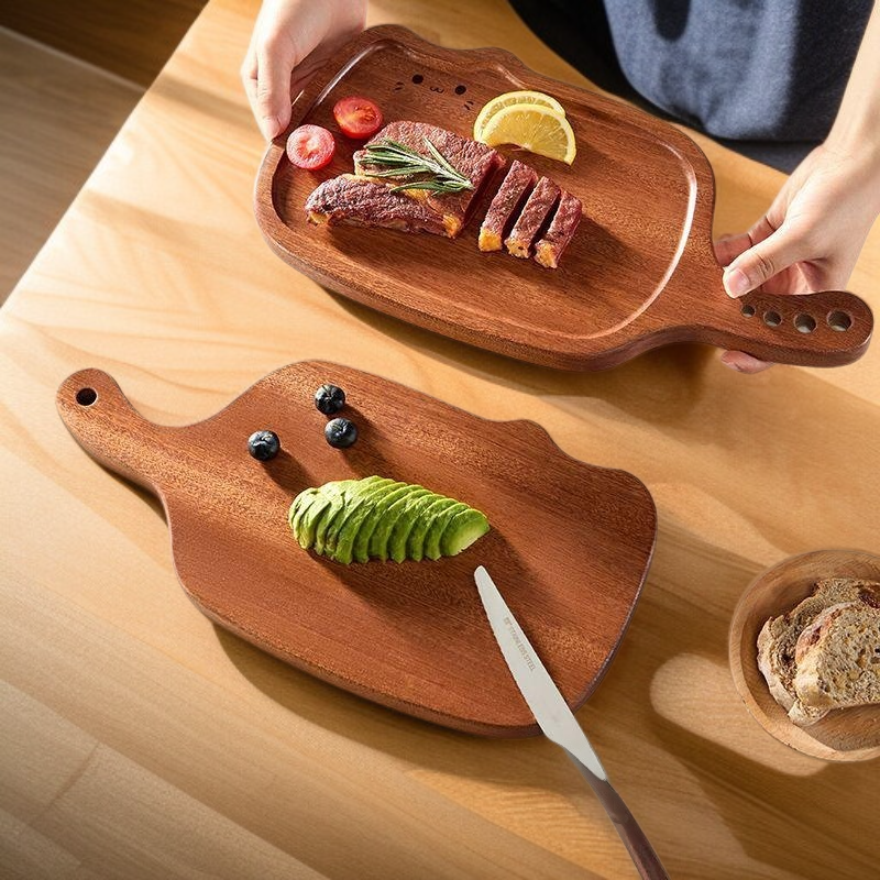 Stilvolles Holztablett für Brot und Pizza