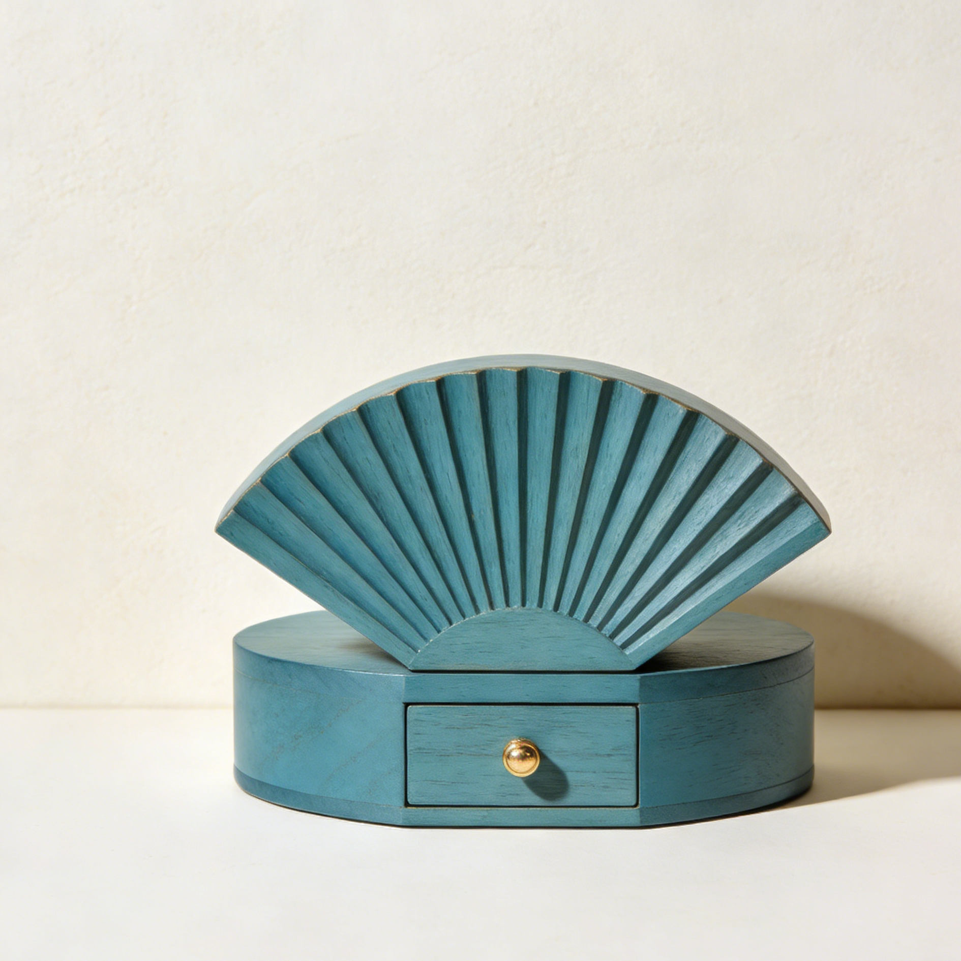 Drewniane pudełko na biżuterię w kształcie wachlarza