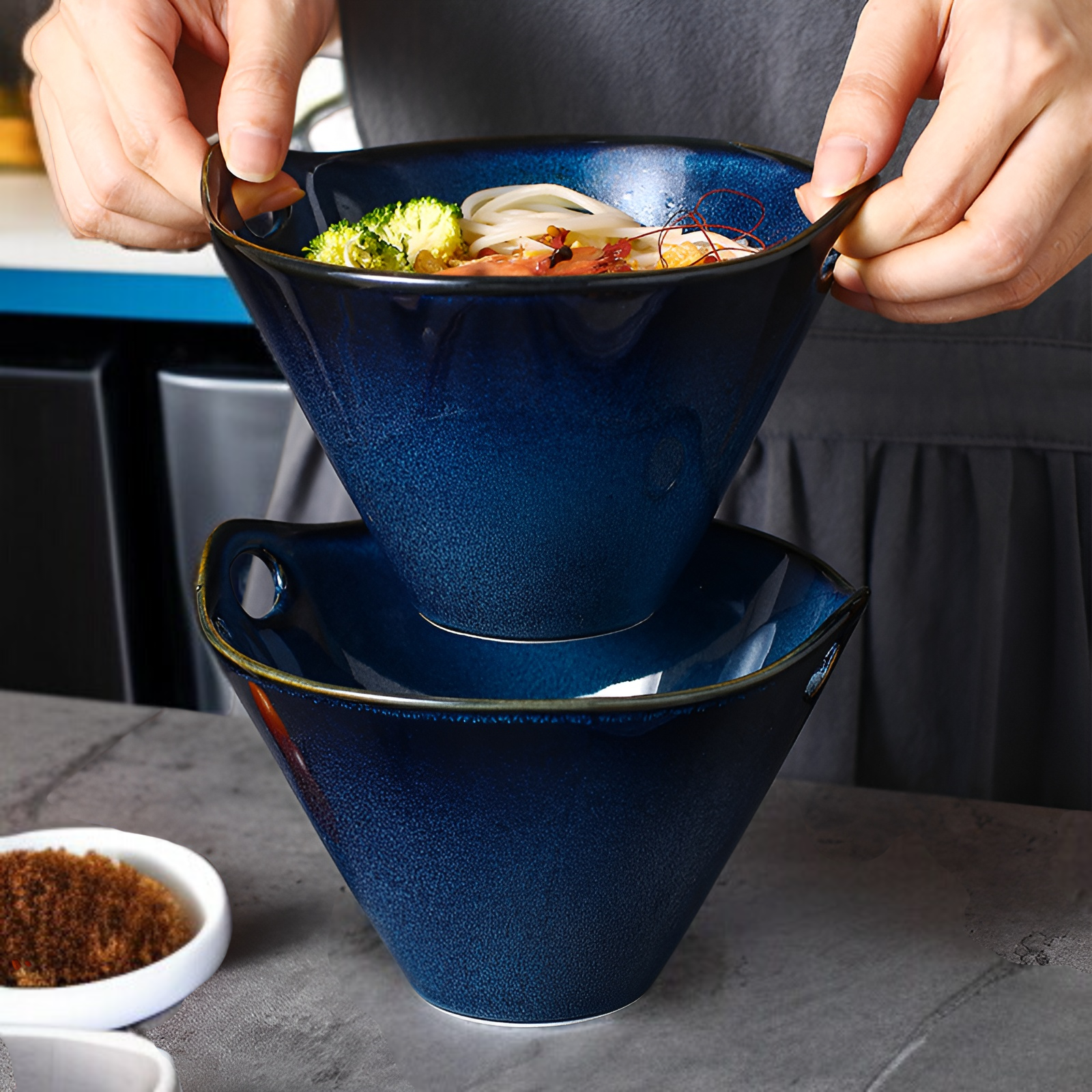 サラダを盛った創作食器帽子鉢