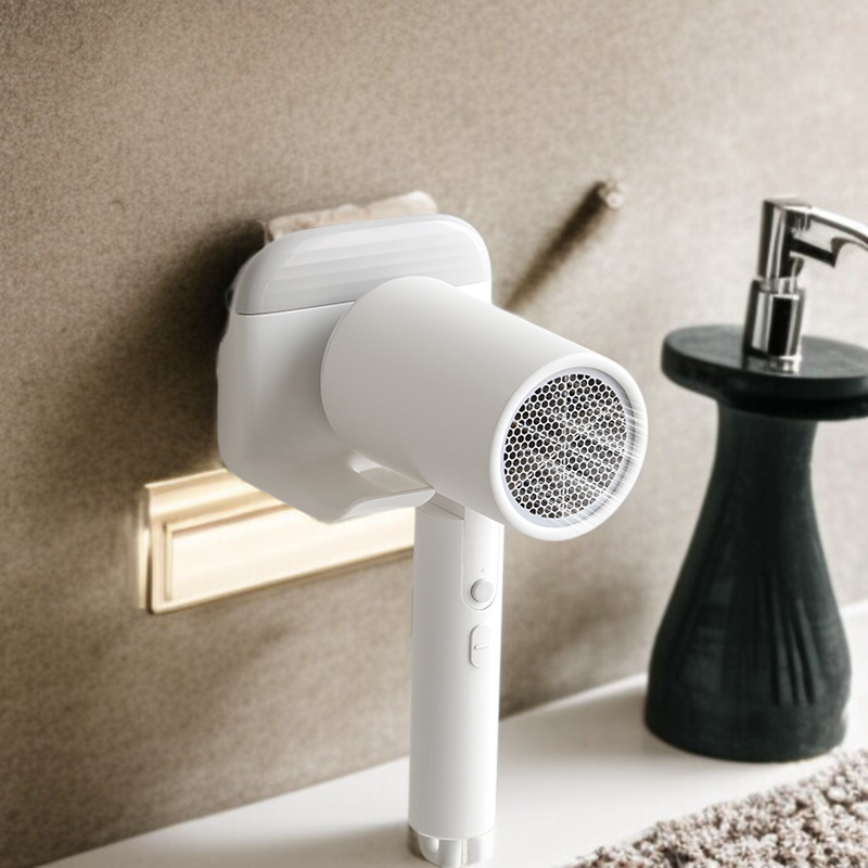 욕실 벽에 설치된 수납선반 사용 예시