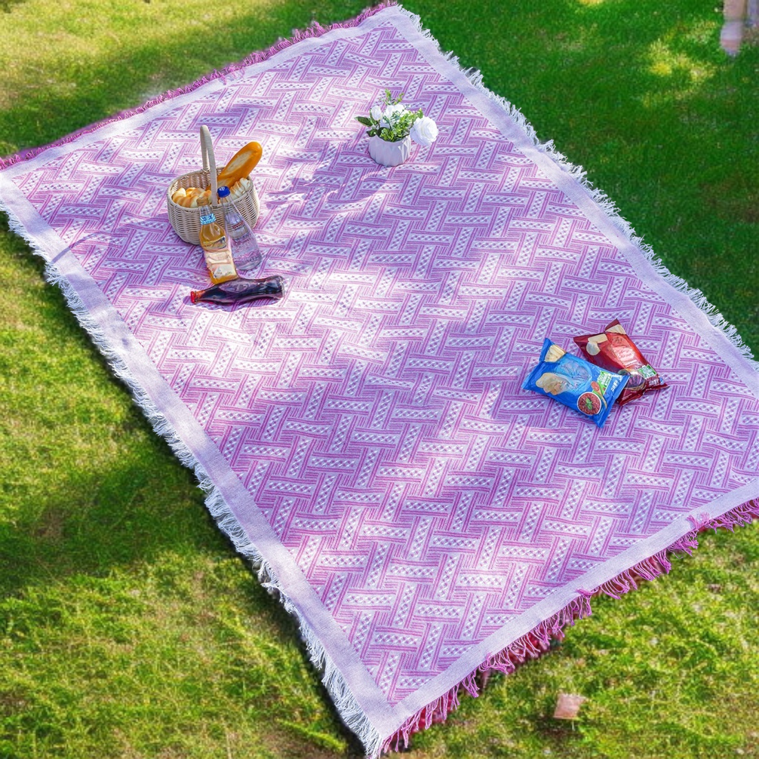 Easy-to-clean picnic blanket for versatile use