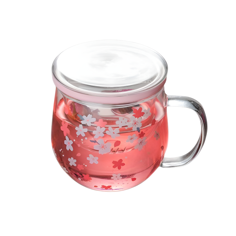 耐熱ガラスティーカップにお茶を注ぐ様子