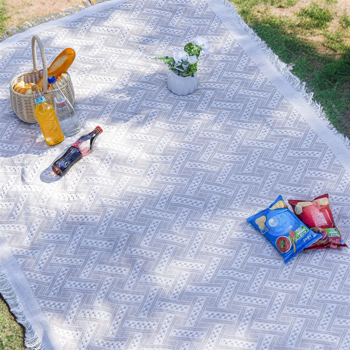 Dry and comfortable tablecloth for picnic table