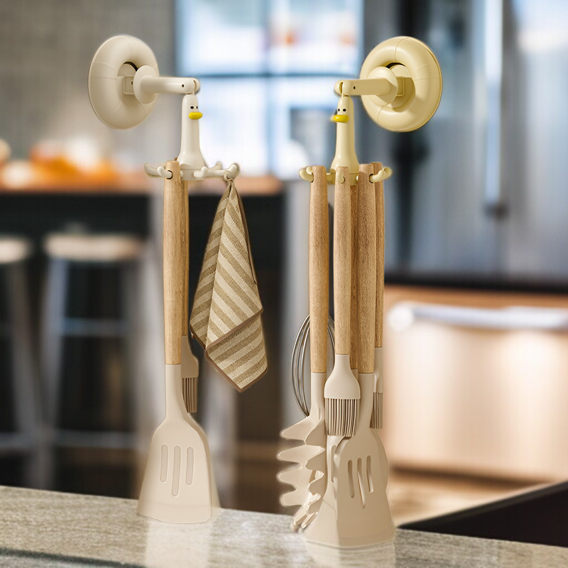 Stanzfreier Reislöffelhalter am Küchenregal befestigt