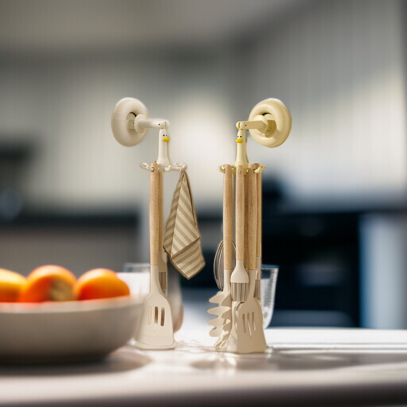 Spachtel und Küchenutensilien ordentlich am Fischregal aufgehängt